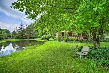 Mökkimajoitus Serene Smoky Mountain Home W/ Grill & Patio!