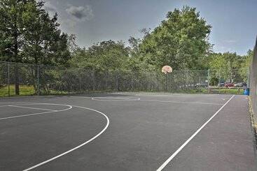 Vakantiehuisje Hot Tub, Game Room & Fire Pit: Poconos Retreat