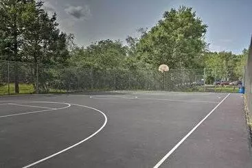 Mökkimajoitus Hot Tub, Game Room & Fire Pit: Poconos Retreat