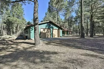 کلبه Family Friendly Forested Home W/ Snow Play Area!