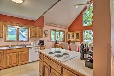 Mökkimajoitus Lake Cumberland Home W/ Deck + Water Access!