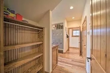 Mökkimajoitus Lakefront Cedar Vale Lodge W/ Private Boat Dock!