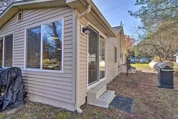 Mökkimajoitus Riverfront Grayling Retreat W/ Fire Pit & Dock!