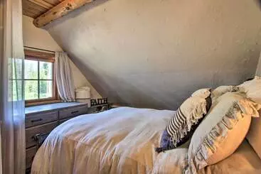 Mökkimajoitus Snow Pine Retreat   Remote Crescent Log Cabin!