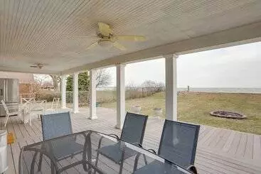 Mökkimajoitus Spacious Lakefront House W/ Backyard Fire Pit