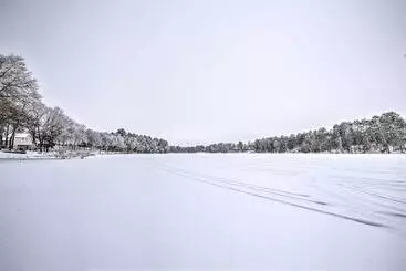 コテージ Stylish Chetek Hideaway W/ Lake + Dock Access!