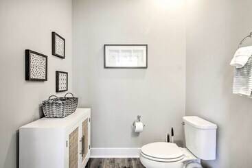 کلبه Upscale Coastal Home, 2 Mi To Bethany Beach!