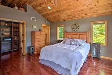 コテージ Waterfront Retreat W/ Private Dock & Beach Area!