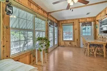 コテージ Charming Ingram Home W/ Yard & Furnished Patio!