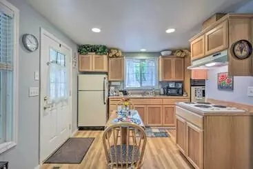 Cozy Cottage On Flower Farm W/ Baker Creek Views!