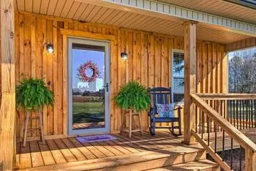 Mökkimajoitus Lawndale Farmhouse W/ Fire Pit, Countryside Views!