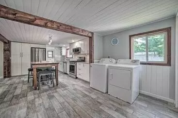 コテージ Prudenville Retreat W/ Yard ~ 1 Mi To Lake!