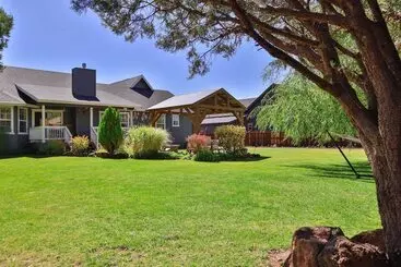 Mökkimajoitus Near Trails, Lakes & Golf: Pinetop Home W/ Deck