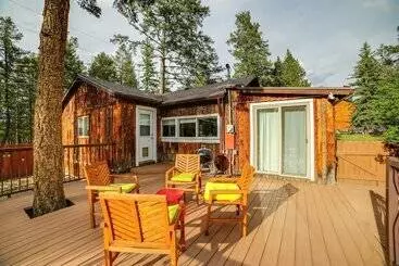 コテージ Charming Cabin W/ Hot Tub, Walk To Main St!