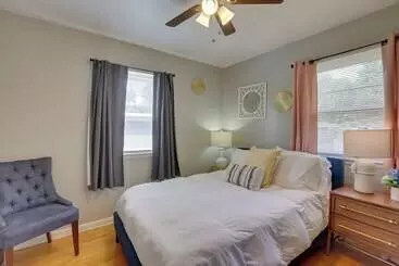 Mökkimajoitus Modern Birmingham Escape W/ Yard + Fire Pit!