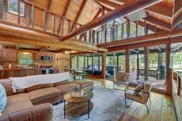 Mökkimajoitus Modern Fairland Log Cabin W/ Lake Access!