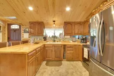 Mökkimajoitus Unique Maine Log Cabin W/ Trout Ponds & Sauna!