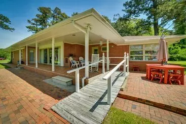 Mökkimajoitus Fifties Beaufort Home W/ Patio, On Newport River!