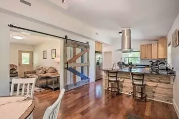 Cozy Cottage: Yard + Deck, Walk To Downtown!