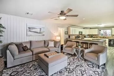 Mökkimajoitus Kayaks, Dock: Waterfront Escape On Lake Hamilton!