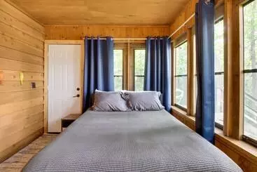 Mökkimajoitus Sandy Beach Family Getaway W/ Fire Pit & Deck!