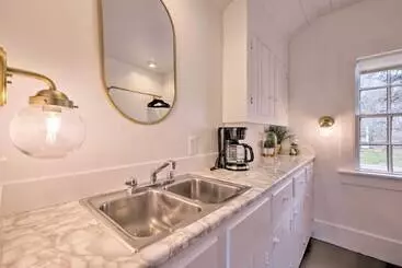 Quaint Winesburg Cottage W/ Porch & Pond!