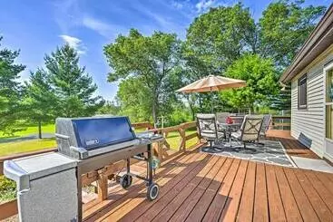 コテージ Secluded Arkdale Retreat: 10 Acres W/ Deck!