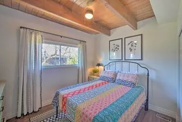コテージ Stunning Lake Arrowhead Home: Decks & Hot Tub