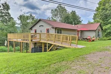 コテージ Bright Tucked Away Cabin W/ Furnished Deck + Grill