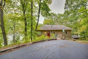 Casa Rural Ideally Located Home W/ Private Dock In Camdenton!