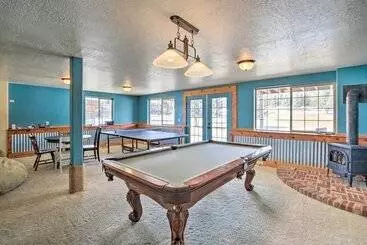 コテージ Massive Cabin W/ Game Room, 1 Mi To Bear Lake
