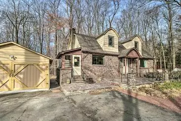 Mökkimajoitus Poconos Gem W/ Hot Tub & Massive Theater Room