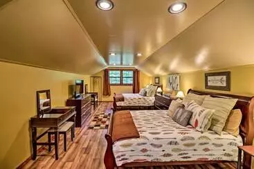 Mökkimajoitus Ouachita River Cabin: Royal Haven W/ Dock!