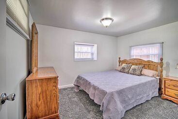 Сельский дом Rustic & Modern Russell Cabin W/ Grill + Deck