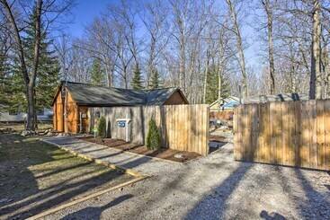 별장 Work, Play & Get Away Cabin Near Higgins Lake!