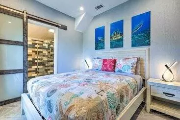 コテージ Charming Coastal Getaway, Near Beach & Pier!