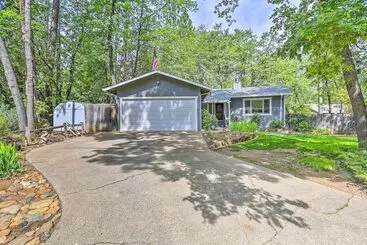 Mökkimajoitus Charming Shasta Lake Retreat: Boat, Hike & Fish!