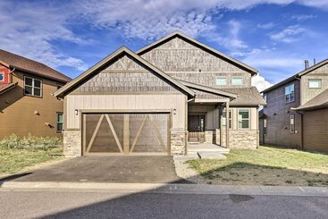 Cabane Furnished Deck & Hot Tub: Chic Granby Home!