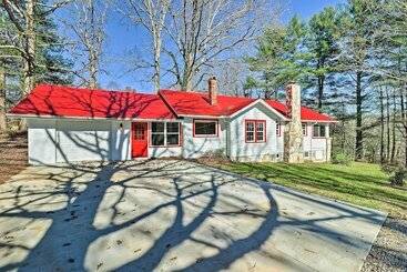Flat Rock Cottage Near Hendersonville & Hiking