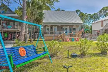 Mökkimajoitus Island Home W/ Kayaks, Bikes, & Paddleboards!