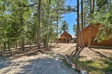 Vakantiehuisje Peaceful Cabin W/ Deck + Scenic Mtn Views!