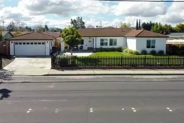 Mökkimajoitus Sun Soaked Livermore Gem With Patio & Fire Pit!