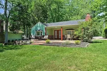 Mökkimajoitus Waterfront Annapolis Home: Fire Pit & Fishing Pier