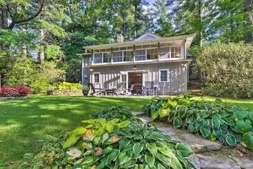کلبه Waterfront Home W/ Boat Dock On Mirror Lake!