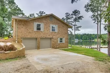 Mökkimajoitus Waterfront Lakehouse W/ Private Dock & Fire Pit!