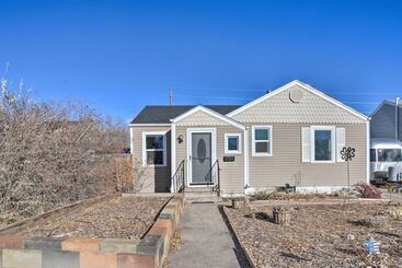 کلبه Adventure Home Base   7 Blocks To Downtown!