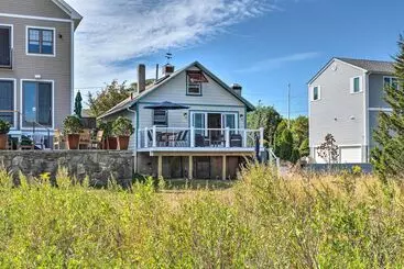 Mökkimajoitus Coastal Portsmouth Home W/ Bay Access Near Newport