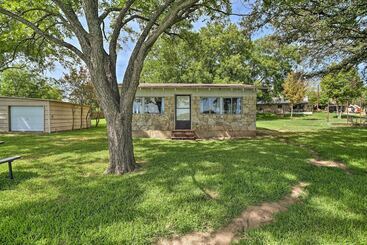 Gîte Rural Lakefront Cabin + Guest House Near Granbury Square