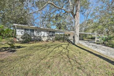 کلبه Sunny Gainesville Home: Fenced Yard, Fire Pit