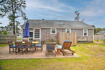 Traditional Cape Cod Cottage: Walk To Beach!